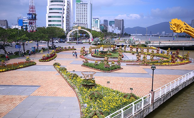 VietTimes, sáng 30 Tết, Đinh Dậu 2017, Đà Nẵng, đường hoa, Bạch Đằng