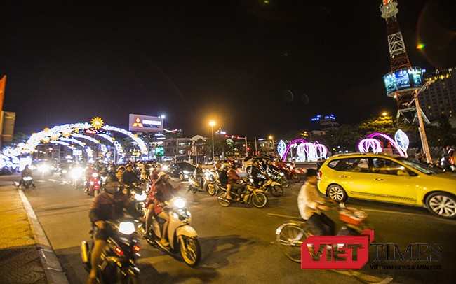 VietTimes, Tết cổ truyền, Đinh Dậu, đêm 30 Tết, Đà Nẵng, Bí thư, Nguyễn Xuân Anh, lung linh