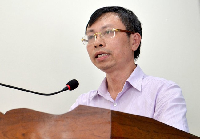 Ông Đào Hồng Đức, Giám đốc Trung tâm đăng kiểm tàu cá Tổng cục Thủy sản thừa nhận năng lực Đăng kiểm viên còn yếu nên không phát hiện máy chính không đồng bộ(?!) (Ảnh Duy Thanh-Tuổi Trẻ)