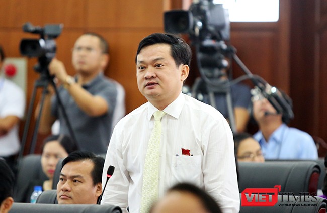 Đại biểu Lê Vinh Quang chất vấn Giám đốc Sở TNMT TP Đà Nẵng với nội dung liên quan đến việc Vicoland xây dựng chung cư, bán cho người dân 7 năm qua nhưng chưa cấp sổ cho dân khiến người dân bức xúc.