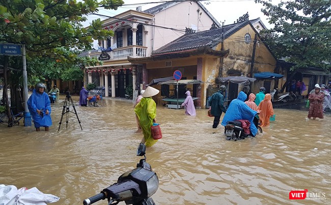 Lũ ngập phố cổ, Hội An sẵn sàng sơ tán dân khỏi vùng nguy hiểm ảnh 9