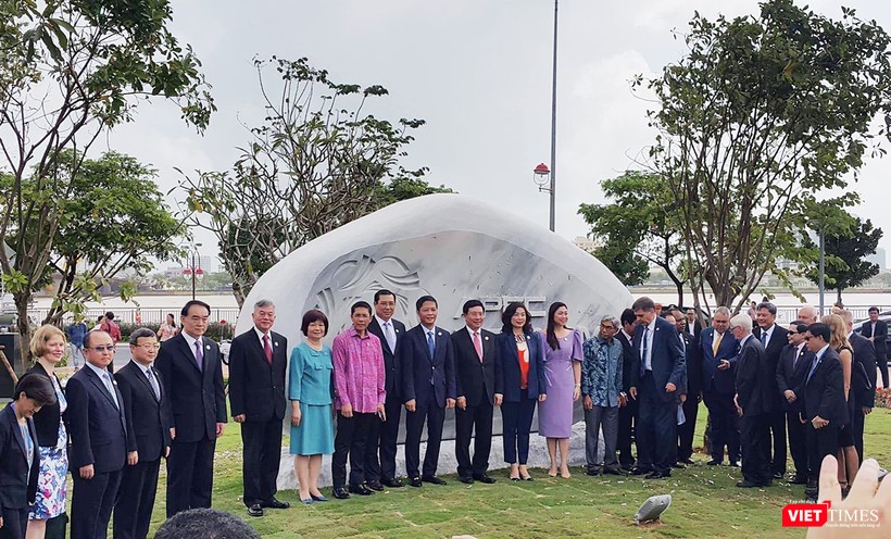 Chính thức khai trương Công viên APEC tại Đà Nẵng ảnh 1 Đại biểu đến từ các nền kinh tế thành viên APEC tại lễ khánh thành Công viên APEC