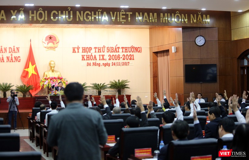 Các đại biểu HĐND biểu quyết thông qua Tờ trình bãi nhiệm chức danh CHủ tich