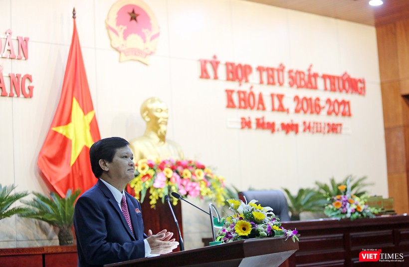 Ông Nguyễn Nho Trung, Phó Chủ tịch HĐND TP đọc tờ trình bãi nhiệm chức danh Chủ tịch HĐND TP khóa IX và đại biểu HĐND khóa IX nhiệm kỳ 2016-2021 đối với ông Nguyễn Xuân Anh tại Kỳ họp thứ 5 (bất thường)