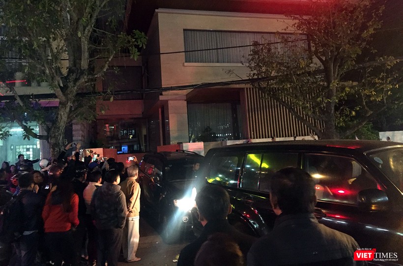 Đoàn xe rời ngôi nhà số 82 Trần Quốc Toản (quận Hải Châu, Đà Nẵng) sau khi kết thúc khám xét