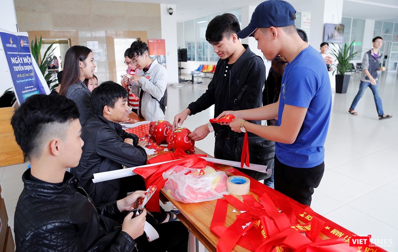 Sinh viên ĐH Đông Á tổ chức bán băng rôn gây quỹ giúp bạn về quê