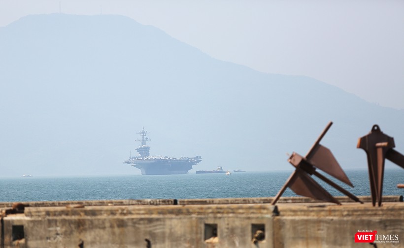 Siêu hàng không mẫu hạm USS Carl Vinson (CVN 70) trên vịnh Đà Nẵng