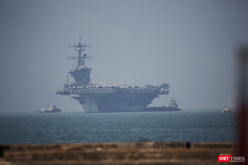 Cận cảnh siêu tàu sân bay Mỹ USS Carl Vinson đang neo đậu Tiên Sa ảnh 2