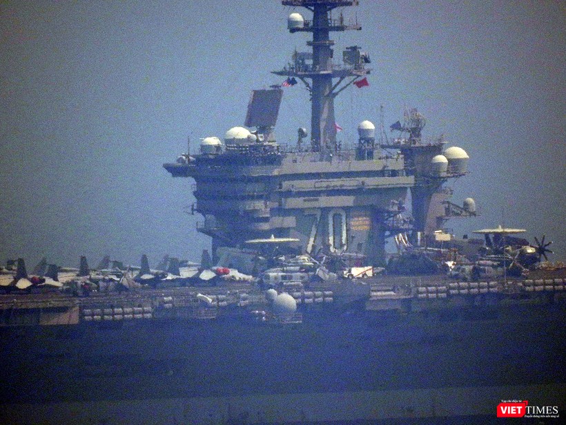 Cận cảnh siêu tàu sân bay Mỹ USS Carl Vinson đang neo đậu Tiên Sa ảnh 9