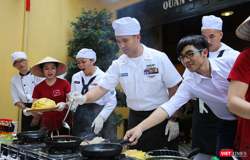 Thủy thủ tàu sân bay USS Carl Vinson mê... bánh xèo Việt Nam ảnh 14 Thủy thủ tàu sân bay USS Carl Vinson mê... bánh xèo Việt Nam ảnh 14