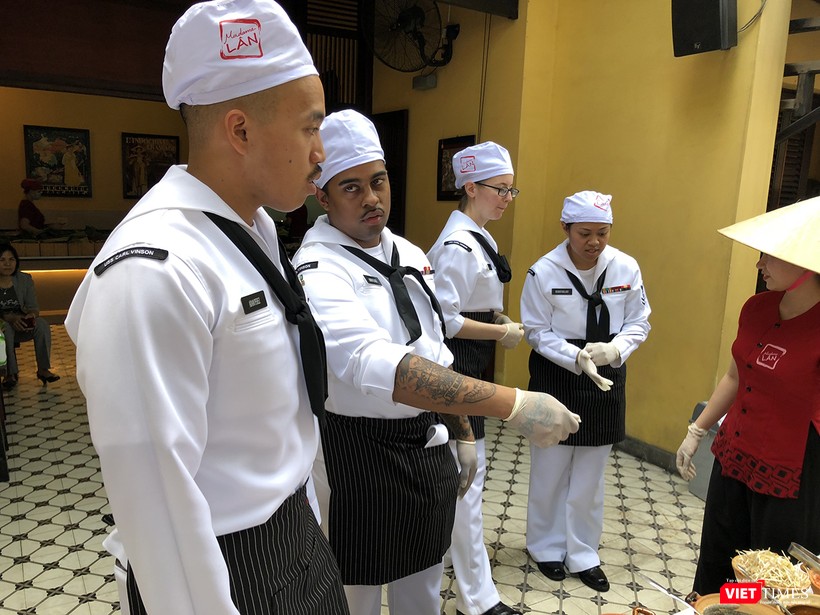 Thủy thủ tàu sân bay USS Carl Vinson mê... bánh xèo Việt Nam ảnh 15 Thủy thủ tàu sân bay USS Carl Vinson mê... bánh xèo Việt Nam ảnh 15