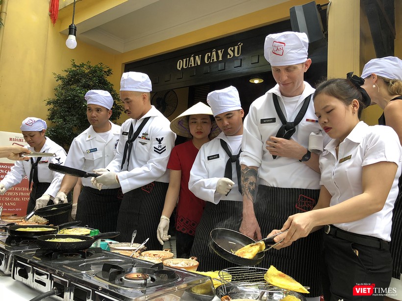 Thủy thủ tàu sân bay USS Carl Vinson mê... bánh xèo Việt Nam ảnh 16 Thủy thủ tàu sân bay USS Carl Vinson mê... bánh xèo Việt Nam ảnh 16