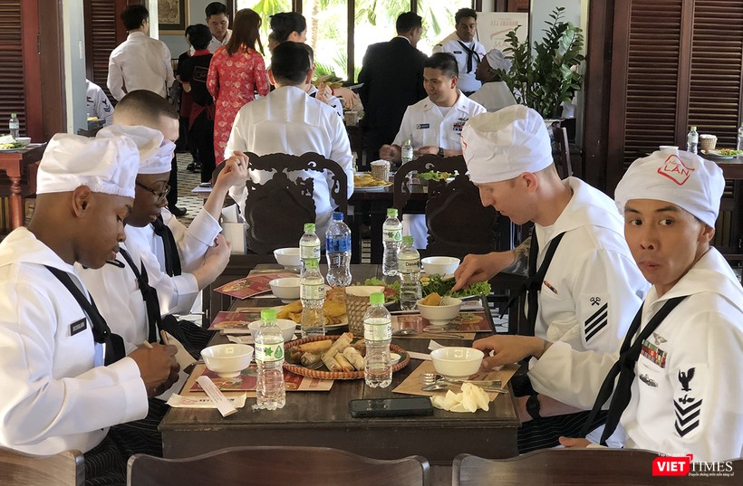 Thủy thủ tàu sân bay USS Carl Vinson mê... bánh xèo Việt Nam ảnh 29 Thủy thủ tàu sân bay USS Carl Vinson mê... bánh xèo Việt Nam ảnh 29