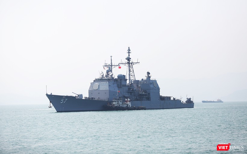 Tiếp theo đó lần lượt là tuần dương hạm USS Lake Champlain (CG 57) di chuyển vào neo đậu tại cầu cảng