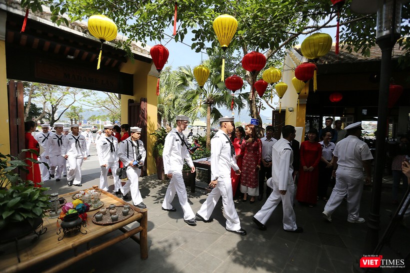 Tham gia giao lưu ẩm thực tại nhà hàng địa phương