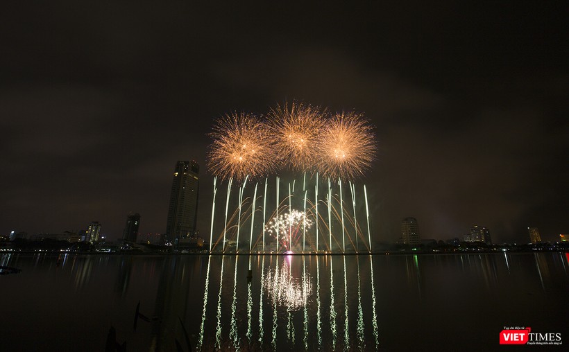 Pháo hoa Đà Nẵng 2018: Cận cảnh hàng vạn người nhún nhảy cùng đội Ba Lan bên “những cây cầu huyền thoại“ ảnh 23 Pháo hoa Đà Nẵng 2018: Cận cảnh hàng vạn người nhún nhảy cùng đội Ba Lan bên “những cây cầu huyền thoại“ ảnh 23