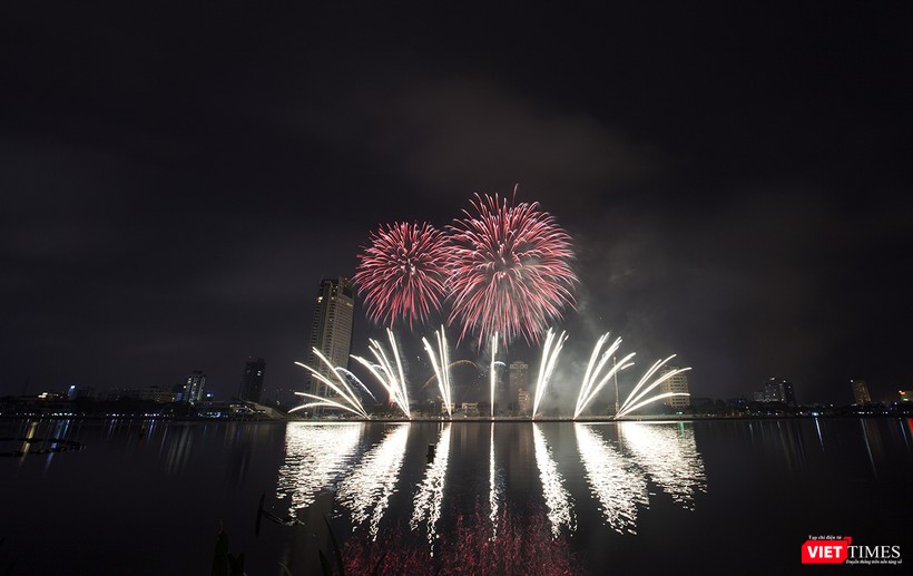 Pháo hoa Đà Nẵng 2018: Cận cảnh hàng vạn người nhún nhảy cùng đội Ba Lan bên “những cây cầu huyền thoại“ ảnh 24 Pháo hoa Đà Nẵng 2018: Cận cảnh hàng vạn người nhún nhảy cùng đội Ba Lan bên “những cây cầu huyền thoại“ ảnh 24
