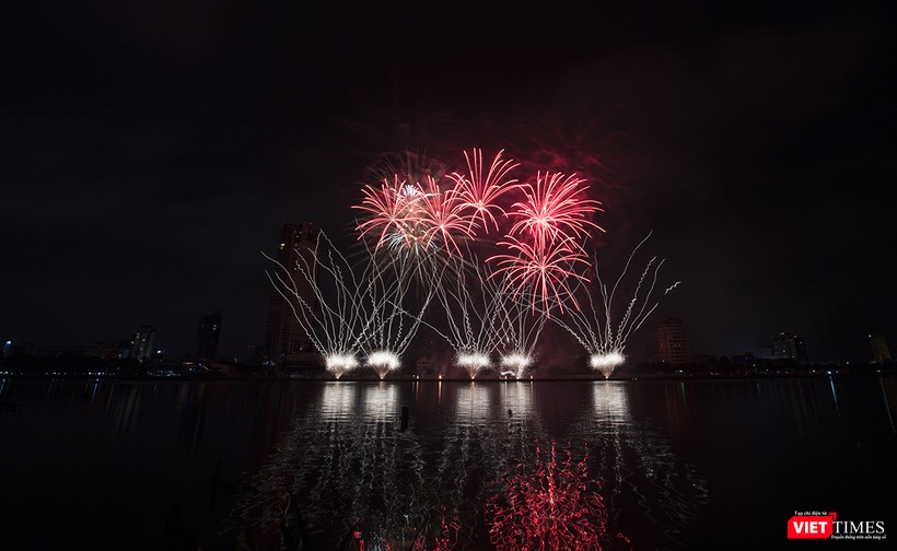 Pháo hoa Đà Nẵng 2018: Cận cảnh hàng vạn người nhún nhảy cùng đội Ba Lan bên “những cây cầu huyền thoại“ ảnh 21 Pháo hoa Đà Nẵng 2018: Cận cảnh hàng vạn người nhún nhảy cùng đội Ba Lan bên “những cây cầu huyền thoại“ ảnh 21