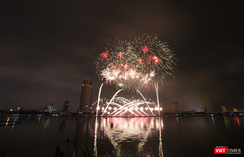 Pháo hoa Đà Nẵng 2018: Cận cảnh hàng vạn người nhún nhảy cùng đội Ba Lan bên “những cây cầu huyền thoại“ ảnh 25 Pháo hoa Đà Nẵng 2018: Cận cảnh hàng vạn người nhún nhảy cùng đội Ba Lan bên “những cây cầu huyền thoại“ ảnh 25