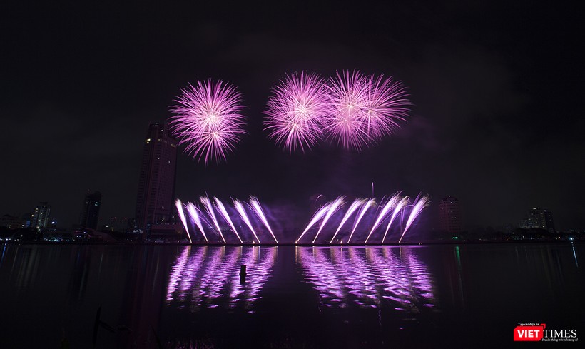 Pháo hoa Đà Nẵng 2018: Cận cảnh hàng vạn người nhún nhảy cùng đội Ba Lan bên “những cây cầu huyền thoại“ ảnh 9 Pháo hoa Đà Nẵng 2018: Cận cảnh hàng vạn người nhún nhảy cùng đội Ba Lan bên “những cây cầu huyền thoại“ ảnh 9