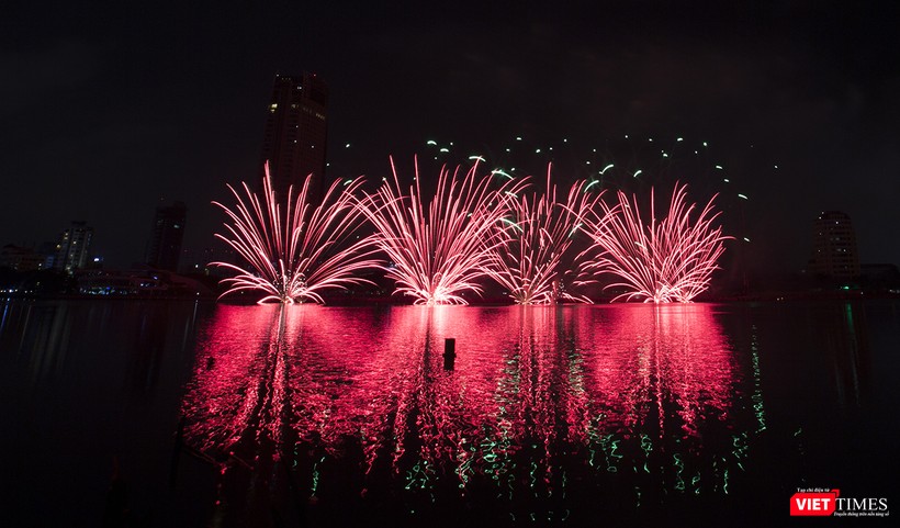 Pháo hoa Đà Nẵng 2018: Cận cảnh hàng vạn người nhún nhảy cùng đội Ba Lan bên “những cây cầu huyền thoại“ ảnh 3 Pháo hoa Đà Nẵng 2018: Cận cảnh hàng vạn người nhún nhảy cùng đội Ba Lan bên “những cây cầu huyền thoại“ ảnh 3