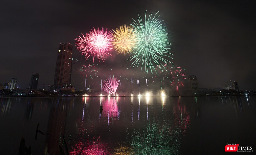 Pháo hoa Đà Nẵng 2018: Cận cảnh hàng vạn người nhún nhảy cùng đội Ba Lan bên “những cây cầu huyền thoại“ ảnh 33 Pháo hoa Đà Nẵng 2018: Cận cảnh hàng vạn người nhún nhảy cùng đội Ba Lan bên “những cây cầu huyền thoại“ ảnh 33