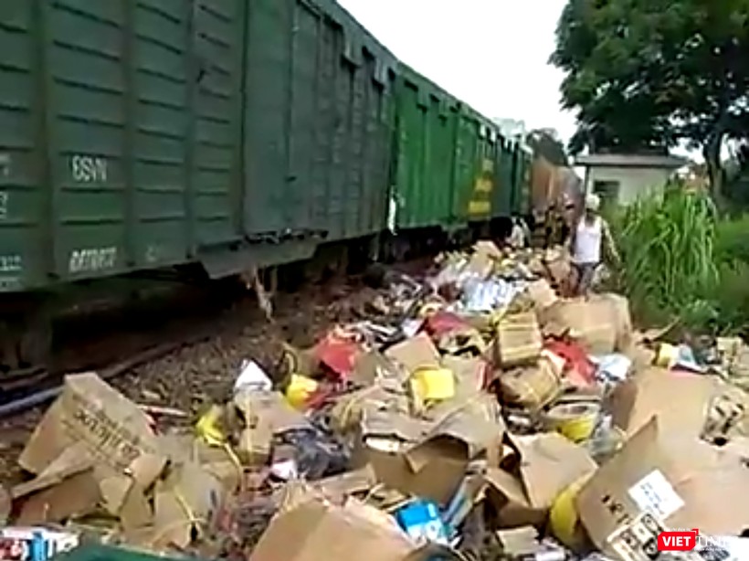 Hiện trường vụ tai nạn với hàng hóa bọi đổ đầy ra ngoài