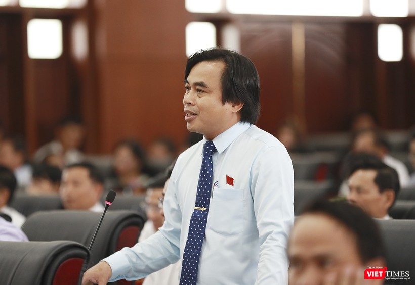 Đại biểu Tô Văn Hùng, Trưởng ban Đô thị HĐND TP Đà Nẵng, chất vấn về quản lý xây dựng, cấp phép các dự án công trình cao tầng