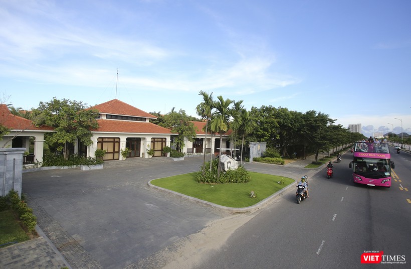 Khu vực giữa dự án khách sạn Furama và Quần thể khu du lịch Ariyana, thu hồi 12.782m2 để mở lối xuống biển, kết hợp quy hoạch cảnh quan cây xanh, nhà vệ sinh công cộng, sân nền, đường đi dạo.