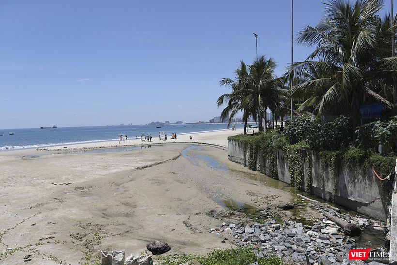 Theo thống kê của Sở TNMT Đà Nẵng, tại khu vực biển phía Đông từ quận Sơn Trà đến quận Ngũ Hành Sơn có 15 cửa xả nước thải ra biển