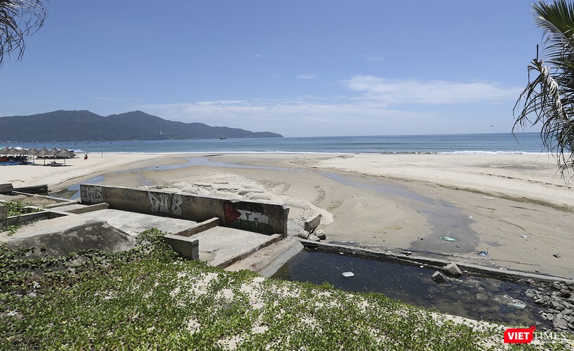 Trên địa bàn quận Sơn Trà có 7 cửa xả, cứ mưa là tống nước thải bẩn thỉu, hôi thối ra biển