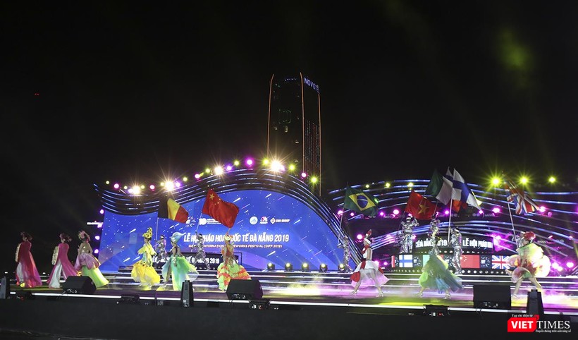Sân khấu chính của lễ hội Pháo hoa quốc tế Đà Nẵng