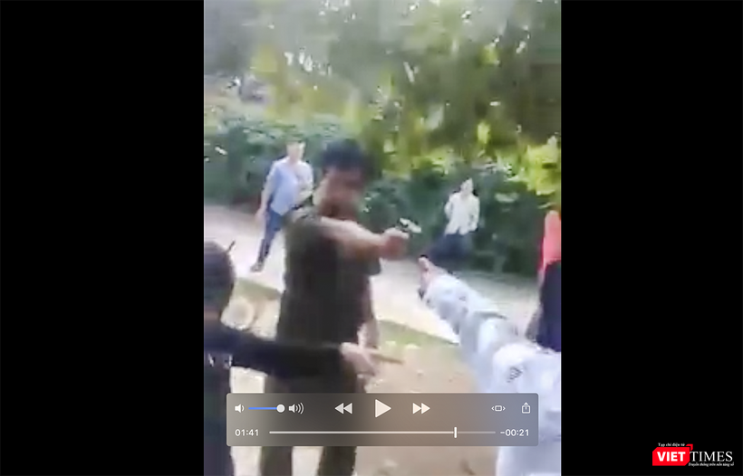 Phó công an xã Tiên Lãnh cầm súng chỉ vào mặt người dân (ảnh cắt từ clip người dân cung cấp)