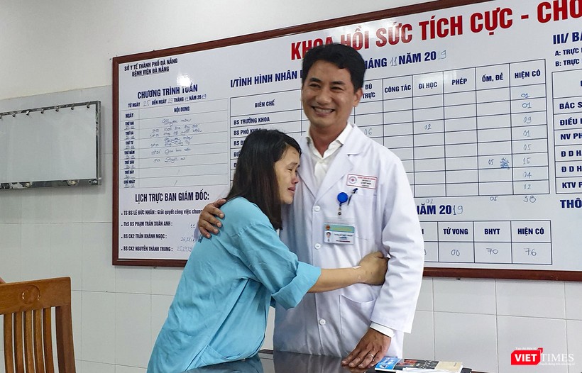 Sản phụ Nguyễn Thị Huyền xúc động ôm chầm lấy TS.BS Lê Đức Nhân - Giám đốc Bệnh viện Đà Nẵng để cảm ơn cứu mạng cả 2 mẹ con