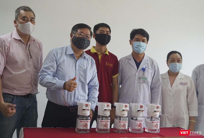 Đại diện trường Đại học Bách khoa Đà Nẵng và Bệnh viện Đà Nẵng tại buổi tiếp nhận máy rửa tay sát khuẩn tự động 