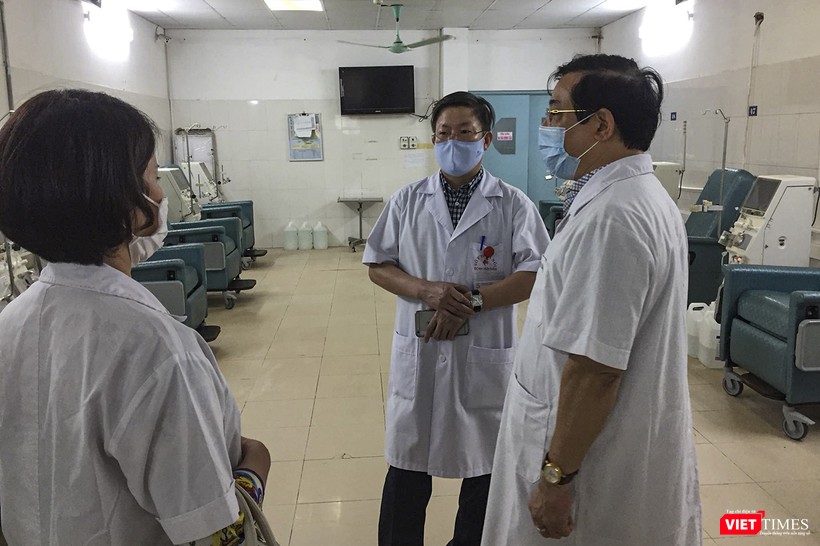 Đoàn kiểm tra số 1 của Bộ Y tế và Sở Y tế Hà Nội trong chuyến kiểm tra công tác chống dịch COVID-19 tại các bệnh viện chuyên khoa phổi, thận trên địa bàn TP.