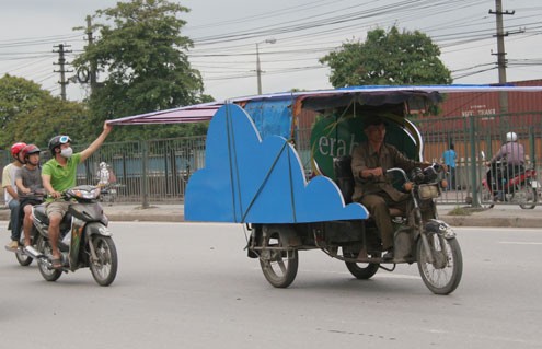 Nhiều xe ba bánh chở hàng hóa cồng kềnh vi phạm an toàn giao thông (Ảnh minh họa).