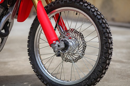 Bánh trước dùng vành nan hoa 21 inch.