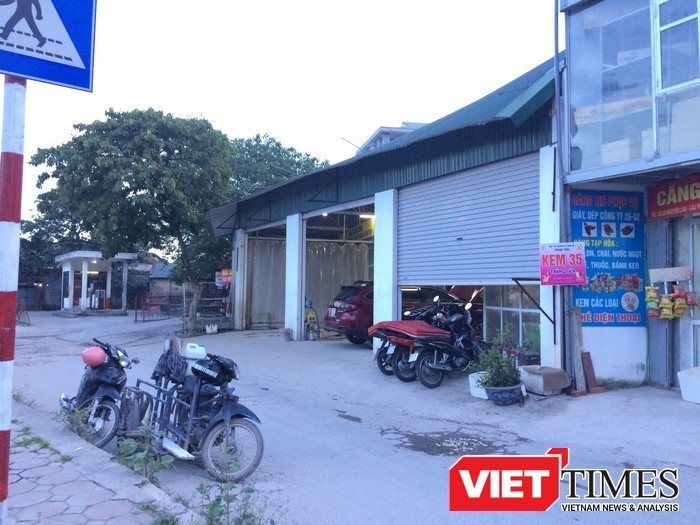 Các cửa hàng mọc chắn lối vào cây xăng đường Nguyễn Lân