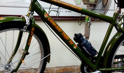 Trên khung xe đạp được in dòng chữ "Cảnh sát trật tự, công an thành phố Hà Nội" và được trang bị bình nước. Ảnh:Tiến Sơn Trên khung xe đạp được in dòng chữ "Cảnh sát trật tự, công an thành phố Hà Nội" và được trang bị bình nước. Ảnh:Tiến Sơn