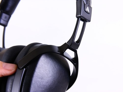 Khớp xoay linh hoạt cho phép người dùng xoay củ tai để xếp gọn khi cần mang theo bên mình.