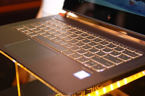 HP Spectre cũng trang bị đèn nền LED cho bàn phím.