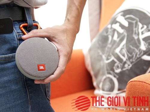 JBLClip 2 cũng không hề tỏ ra quá "nặng"khi phải mang theo bên mình.