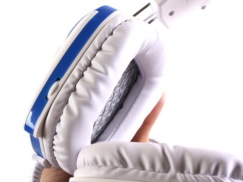 Nút tăng giảm nhanh âm lượng nguồn phát tích hợp ngay trên củ tai trái.