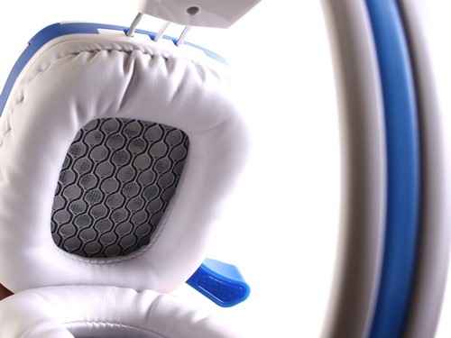 Mặt trong củ tai được lót lưới xốp nên cũng giúp mang lại cảm giác thoải mái đáng kể.