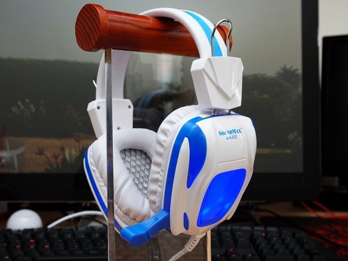 SoundMax A-312 cũng có kiểu dáng trẻ trung, đèn LED nổi bật ở mặt ngoài củ tai.