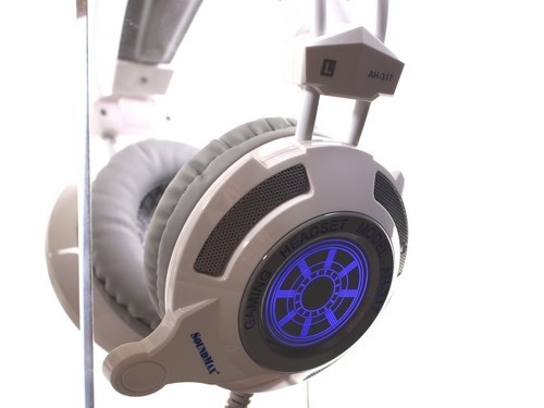 Mặt ngoài củ tai được tích hợp cụm đèn LED màu xanh dướng.