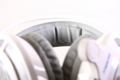 Mặt trong vòm chụp chính cũng được lót một lớp đệm mút dày, êm.