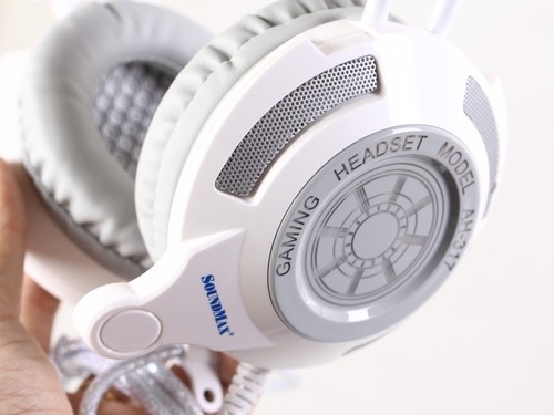 Nhờ thiết kế micro ngắn nên Soundmax AH-317 vẫn trông rất gọn gàng.