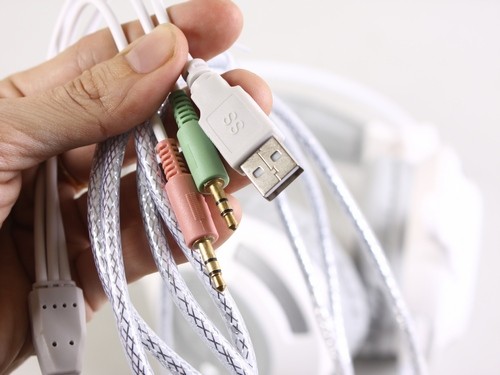 Bộ tai nghe chơi game giá rẻ này cũng hỗ trợ ngõ vào micro độc lập với tín hiệu âm thanh. Riêng ngõ USB dùng để cấp điện cho đèn LED và motor rung bên trong củ tai.